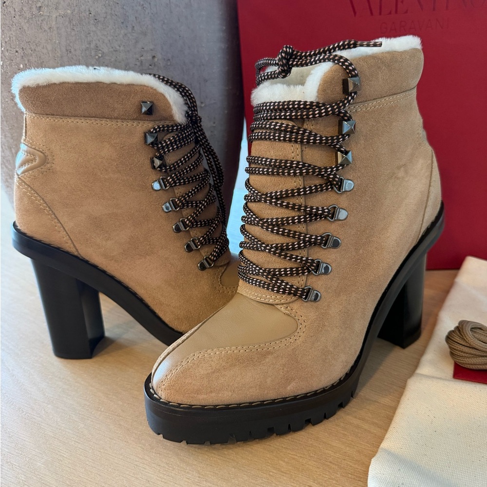 New: Valentino Garavani Shearling Leather & Suede Tan Boots